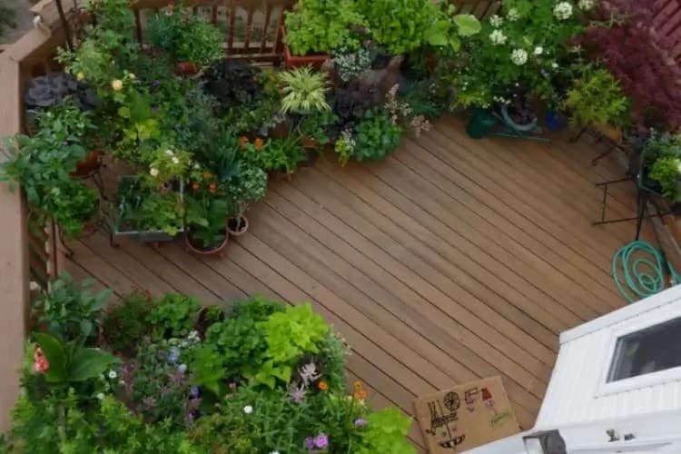 composite-decking-garden